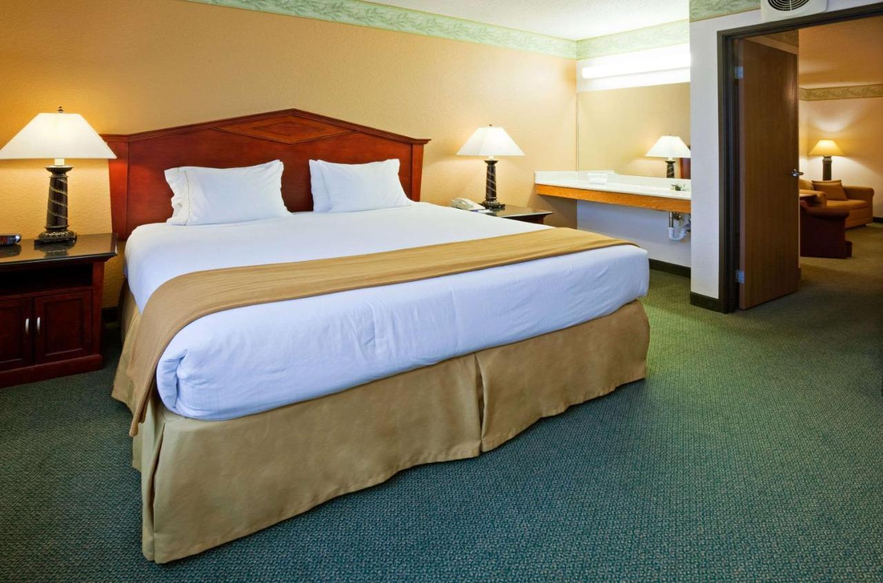 Quality Inn & Suites Eagan Room photo